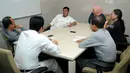 Kepala BNP2TKI, Nusron Wahid (tengah) berdiskusi dengan awak redaksi Liputan6.com di kawasan Senayan, Jakarta, Senin (16/3/2015). Kedatangan Nusron untuk membahas sejumlah permasalahan penanganan TKI.(Liputan6.com/Helmi Fithriansyah) 