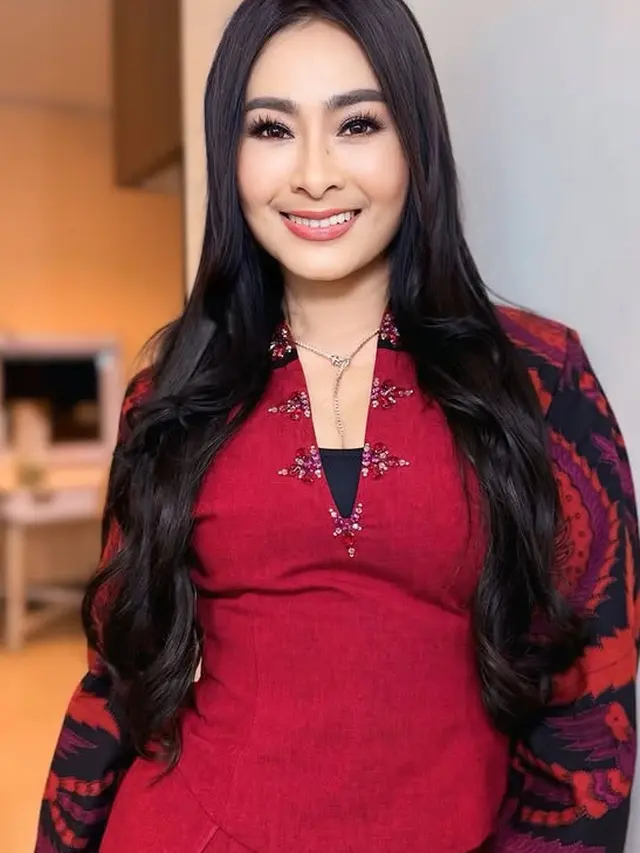 Tampilan Terbaru Iis Dahlia. [@isdadahlia]