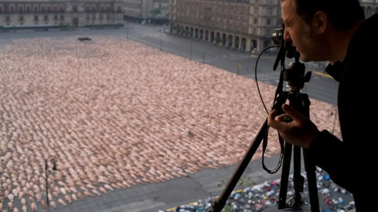 Begini profil Spencer Tunick dan instalasi seni foto telanjang yang telah dia lakukan di beberapa kota dunia.