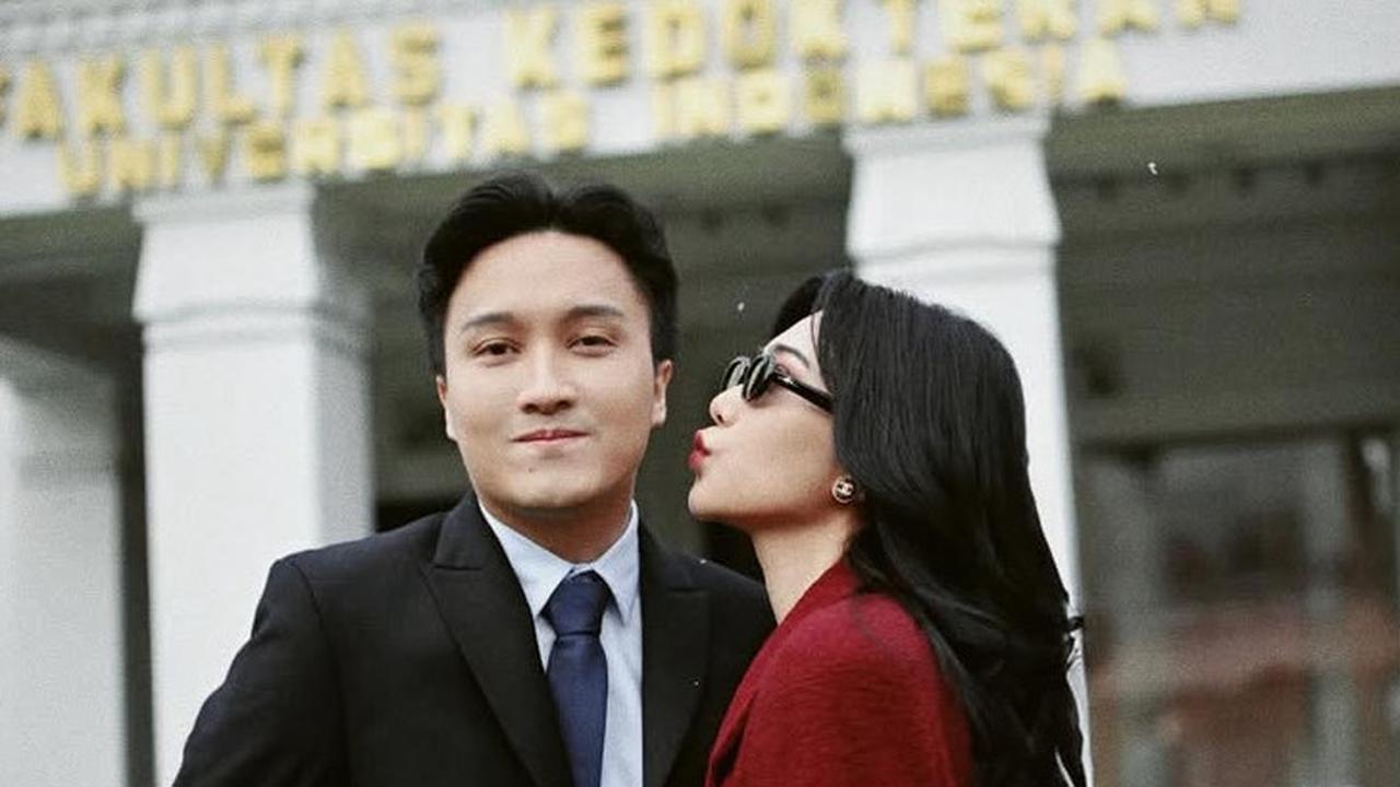 Penampilan  Isyana Sarasvati saat hadir wisuda suami. [@isyanasarasvati]