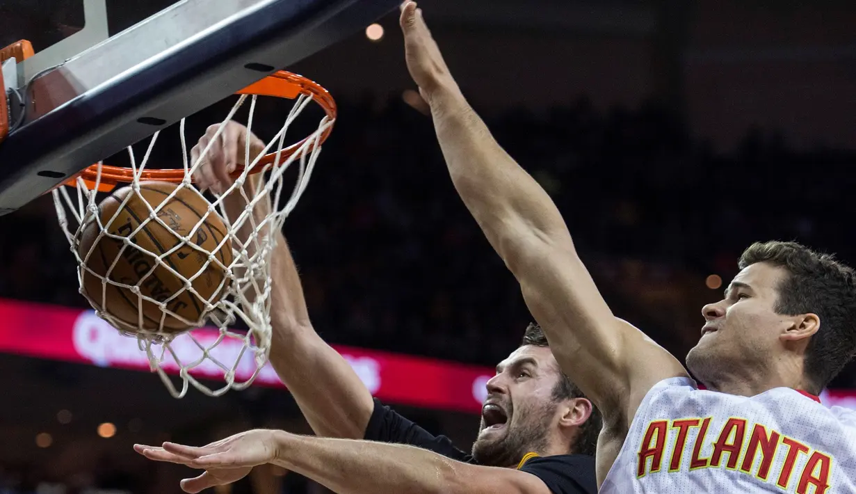 Rentetan kemenangan Cleveland Cavaliers pada awal NBA musim reguler 2016-2017 akhirnya terhenti di tangan Atlanta Hawks. Cavs dipaksa menyerah dengan skor akhir 106-110 di Quicken Loans Arena, Rabu (9/11/2016) WIB. (AP Photo/Phil Long)