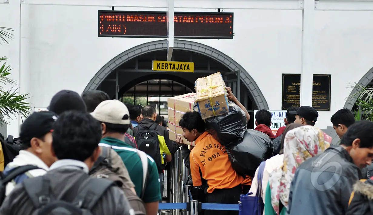 Sejumlah penumpang kereta api saat ingin masuk ke Stasiun Pasar Senen, Jakarta, Jumat (13/3/2015). PT KAI akan menaikkan harga tiket per 1 April 2015, kenaikan dipengaruhi oleh fluktuasi harga bahan bakar minyak. (Liputan6.com/Faizal Fanani)