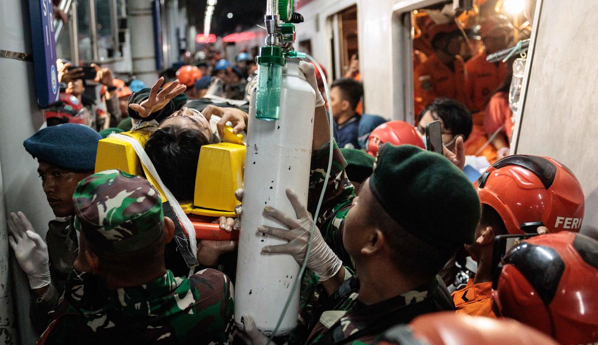 Tim penyelamat mengevakuasi salah satu korban kecelakaan Kereta Api Jarak Jauh (KAJJ) Argo Bromo Anggrek dengan Kereta Rel Listrik (KRL) Commuter Line di stasiun Bekasi Timur, Bekasi, Jawa Barat pada Selasa 28 April 2026. (Yasuyoshi Chiba/AFP)