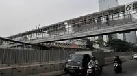 Pemandangan jembatan penyeberangan orang (JPO) yang berada di Jalan Sudirman, Jakarta, Rabu (17/4). JPO yang berada di tengah gedung-gedung perkantoran ini tidak terlihat terurus dan usang. (Merdeka.com/Iqbal Nugroho)