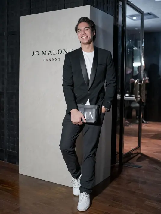 El Rumi tampil gentleman mengenakan inner putih yang dipadukannya dengan setelan jas dan celana panjang hitam. Untuk sentuhan yang lebih kasual, El mengenakan sneakers putih. [Foto: Instagram/elelrumi]