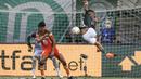 Performa apik Gabriel Jesus (kanan) bersama Palmeiras menarik minat Manchester United untuk memboyongnya ke Old Trafford dengn biaya 53 juta poundsterling. (Foto: AFP/Pool/Alexandre Schneider)