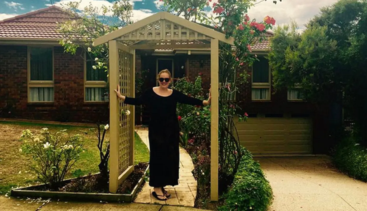 “Adele telah mengajak anak dan cucu kami ke bioskop. Banyak cinta yang diberikan untuk anak-anak. Terima kasih,” tulis akun Greg Weir. (Instagram/adele)