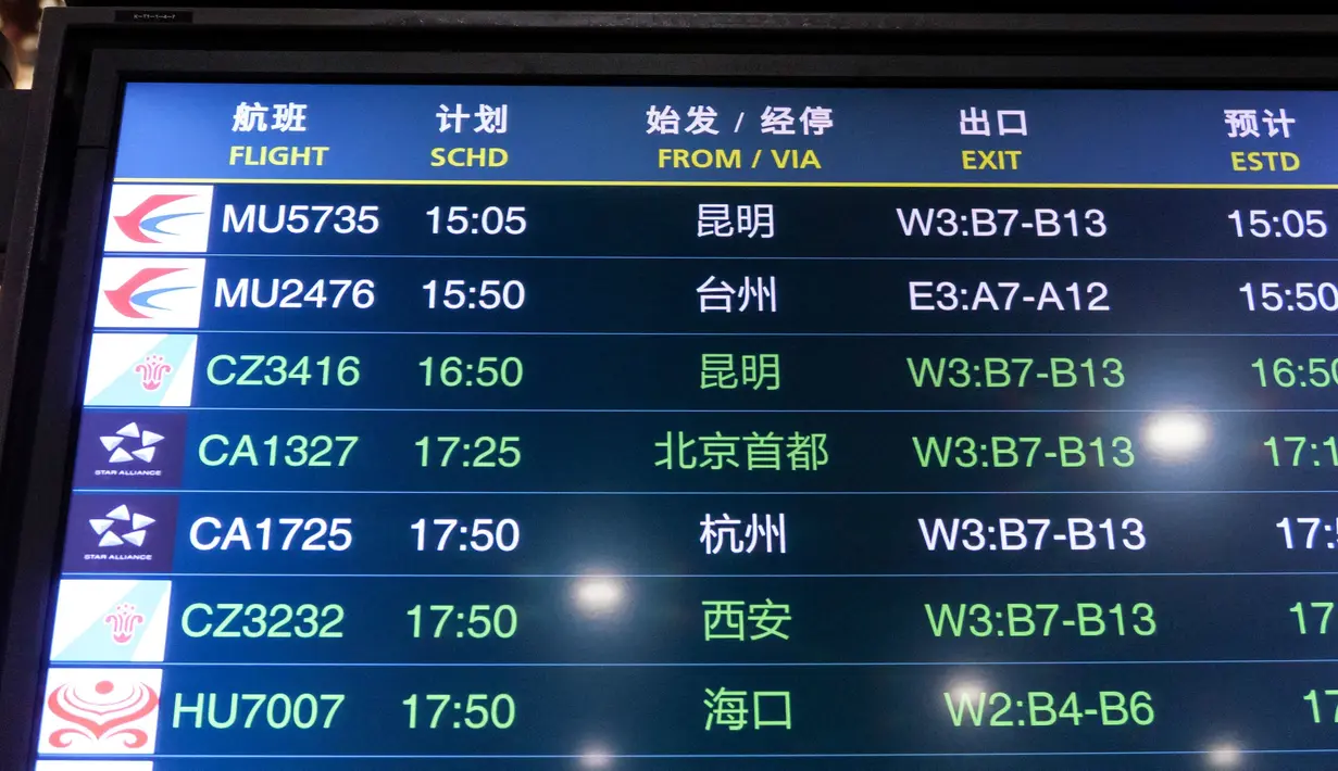 Papan informasi penerbangan terus menunjukkan status penerbangan MU5735 (atas), penerbangan China Eastern Airlines yang jatuh, di Bandara Internasional Baiyun, Guangzhou, Senin (21/3/2022). Pesawat jatuh itu bertolak dari Kunming di Provinsi Yunnan menuju Guangzhou di Provinsi Guangdong. (STR/AFP)