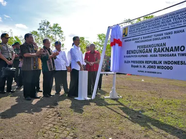 Presiden Joko Widodo meresmikan Bendungan Raknamo di Nusa Tenggara Timur, Sabtu (20/12/2014). (Rumgapres/Agus Suparto)