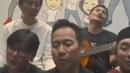 Terbaru, Denny Cagur menyanyikan lagu dari Fajar berjudul Ayya Ain Cinta Tak Selamanya Indah. Lagu tersebut dibuat oleh Amed Gorapu untuk Fajar yang saat itu sakit hati karena merasa dikhianati oleh sang mantan pacar. (Liputan6,com/IG/nyiyir_update_official)