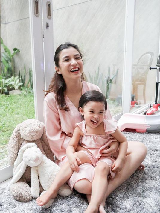 “Jadi kayak setiap hari malahan Nastusha yang selalu nanyain baby lagi ngapain. Nastusha tuh udah berangan-angan gitu loh kayak nanti pas keluar mau beliin baby-nya pizza atau ajakin dia berenang kayak gitu-gitu,” ungkap Chelsea Olivia. (Instagram/chelseaoliviaa)