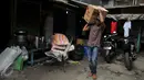 Warga memanggul kardus berisi barang miliknya dari rumah yang akan dibongkar di kawasan Kalijodo, Jakarta, Kamis (18/2). Gubernur DKI hari ini mengirim SP 1 kepada warga untuk mengosongkan dan membongkar sendiri rumah mereka. (Liputan6.com/Gempur M Surya)
