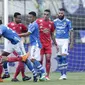 Striker Persija Jakarta, Marko Simic, terjatuh saat berebut bola dengan bek Persib Bandung, Victor Igbonefo, pada laga Liga 1 di Stadion GBLA, Jawa Barat, Minggu (23/9/2018). Persib menang 3-2 atas Persija. (Bola.com/M Iqbal Ichsan)