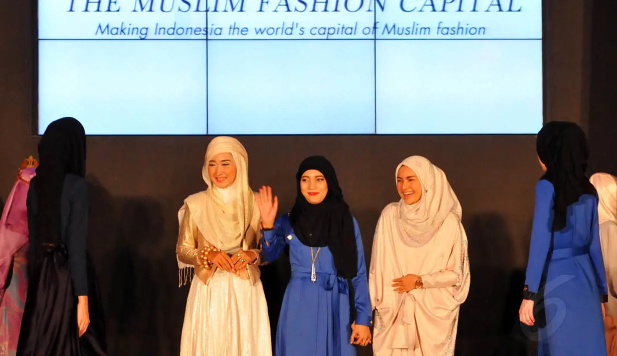 (ki-ka) Perancang Dian Pelangi, Jenahara dan Ria Miranda saat fashion show busana muslim Zalora di Balai Kartini, Jakarta, Rabu (25/6/14). (Liputan6.com/Andrian M Tunay)