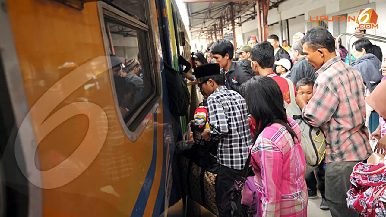 pemudik-stasiun-senen8-130812b.jpg