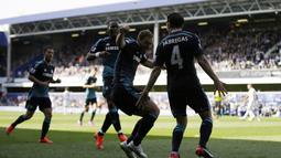 Branislav Ivanovic selebrasi melemparkan Sebuah syal setelahnya Cesc Fabregas, kanan, mencetak gol saat QPR vs Chelsea di Loftus Road stadion, London, Minggu 12 April , 2015. (AP Photo / Matt Dunham)