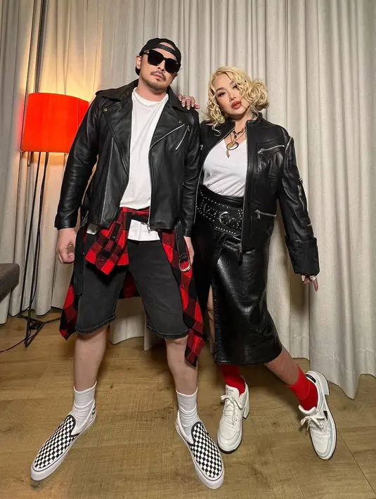 Kekompakan keduanya juga dipuji warganet ketika cosplay jadi Rose dan Bruno Mars. Dua artis senior itu dianggap sangat totalitas dalam meniru gaya dalam klip lagu APT. Penampilan mencolok Titi DJ dengan wig blonde juga membuatnya tampak awet muda. (Liputan6.com/IG/@ti2dj)