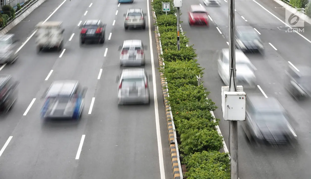 Sejumlah kendaraan melintasi tol dalam kota di kawasan Semanggi, Jakarta, Rabu (13/2). Rencananya PT Jasa Marga Tbk (persero) akan menaikkan tarif Tol Dalam Kota Jakarta. (Liputan6.com/Faizal Fanani)