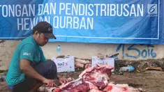 Petugas memotong daging kurban di Lapangan Masjid Al Azhar, Jakarta, Jumat (1/9). Masjid Al Azhar Jakarta memotong dan mendistribusikan ratusan hewan kurban pada Hari Raya Idul Adha 1438 H. (Liputan6.com/Helmi Fithriansyah) 