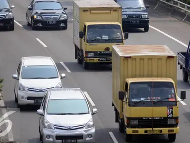 Truk melintas di tol dalam Kota kawasan Senayan, Jakarta, Minggu (25/6). Angkutan barang di atas 2 sumbu seperti truk tronton dan trailer per 1 juli dilarang melintasi jalur tol selama 10 hari. (Liputan6.com/Helmi Affandi)