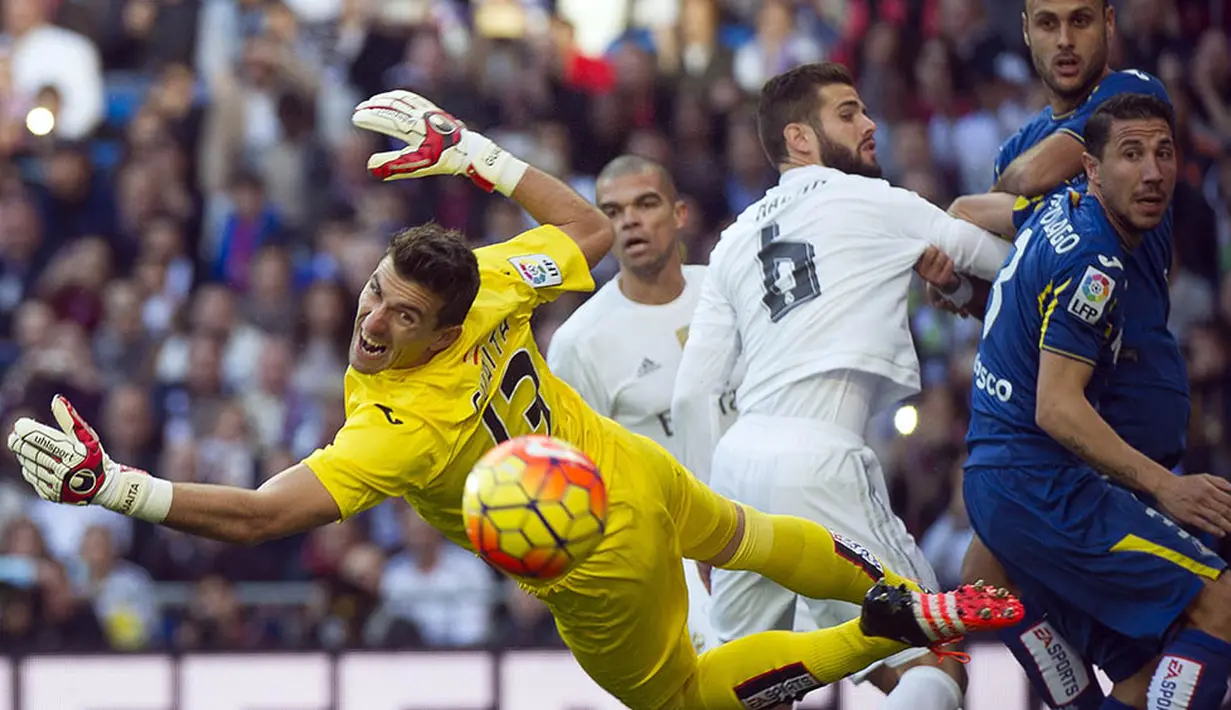 Kiper Getafe, Vicente Guaita, berusaha mengamankan gawangnya saat melawan Real Madrid pada laga La Liga di Stadion Santiago Bernabeu, Spanyol, Sabtu (5/12/2015). (AFP Photo/Curto De La Torre)