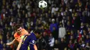 Gelandang Liverpool, James Milner, duel udara dengan striker Maribor, Marcos Tavares, pada laga Liga Champions di Stadion Ljudski Vrt, Maribor, Selasa (17/10/2017). Maribor kalah 0-7 dari Liverpool. (AFP/Jure Makovec)