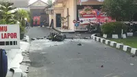 Sebuah ledakan terjadi di markas Polresta Surakarta, Solo, Jawa Tengah, Selasa (5/7) pagi. Diketahui, satu orang tewas dalam ledakan yang diduga berasal dari aksi bom bunuh diri tersebut. (twitter.com/HumasPolisi)