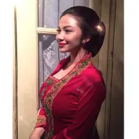 Memiliki tampilan wajah yang ayu, Ariel Tatum kerap memilih mengenakan makeup effortless. Dalam sebuah potret mengenakan kebaya, Ariel Tatum memulas bibirnya dengan lipstik berwarna merah. Warna ini memberikan tampilan penuh meski menggunakna warna terang. (instagram/arieltatum)