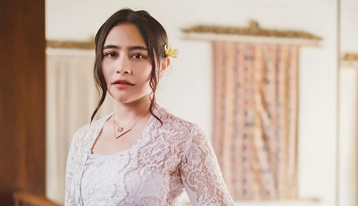 Sedang sibuk dalam berbagai proyek syuting, Prilly Latuconsina selalu nikmati sela waktunya dalam keseruan. Beberapa waktu lalu Prilly sedang di Yogyakarta dalam proyek syutingnya. Kini Prilly pun sedang di Bali nikmati momen liburan. (Liputan6.com/IG/@prillylatuconsina96)