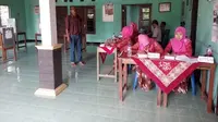 Petugas KPPS di TPS 6 Sampangan Wirokerten, Banguntapan, Bantul (Fathi Mahmud/Liputan6.com)