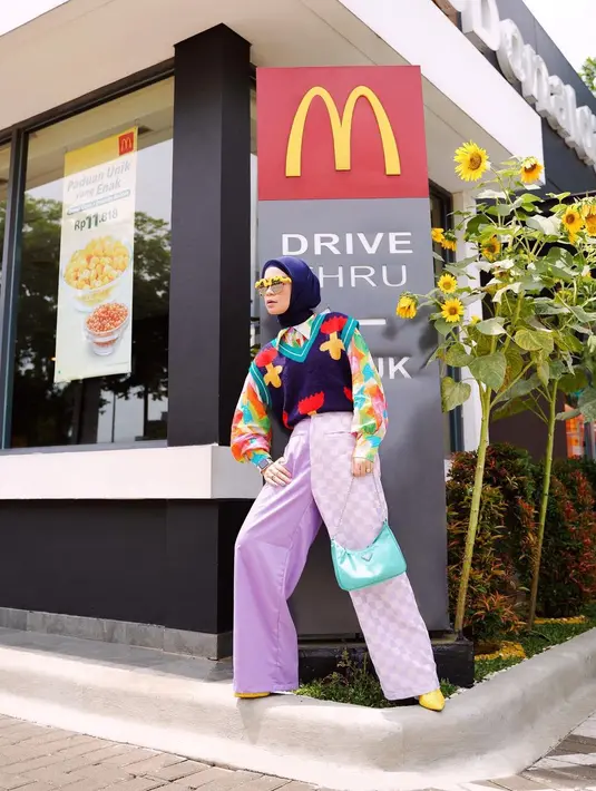 Jika kamu suka bergaya quirky, bisa tiru penampilan Tantri Namirah dengan long blouse, vest bermotif, dan celana kulot warna lilac. [IG/tantrinamirah]..