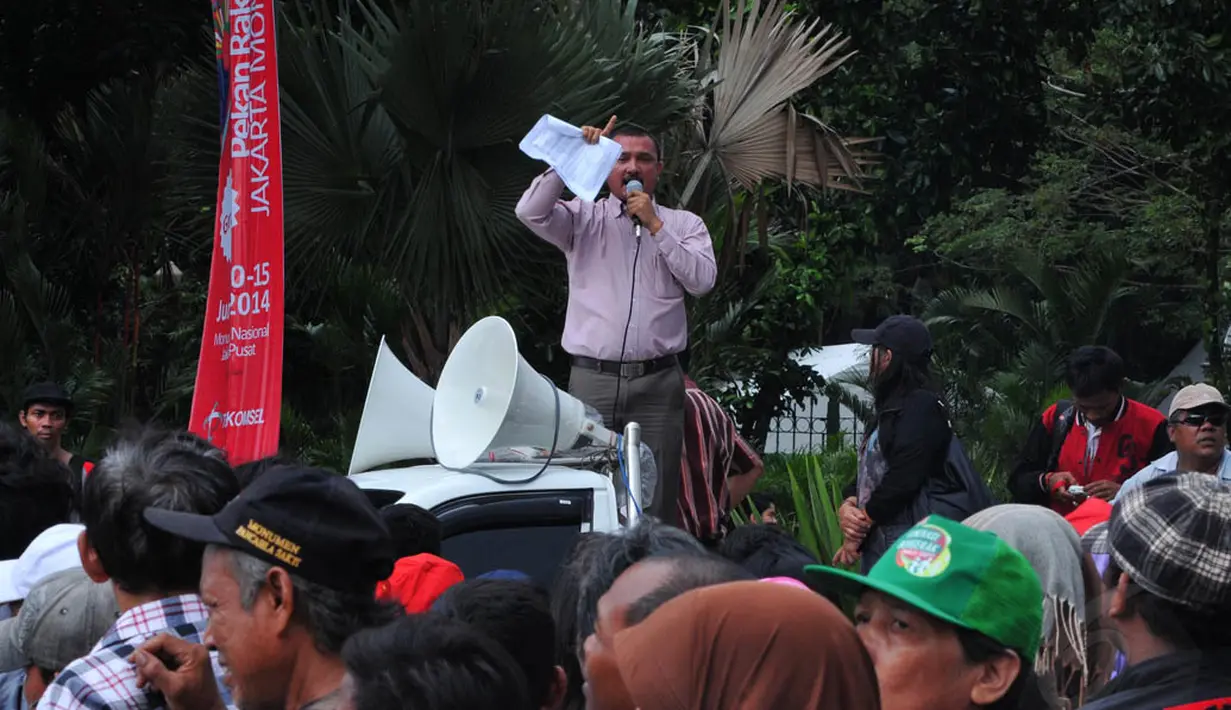 Dalam aksinya ini, massa menuntut Presiden Susilo Bambang Yudhoyono segera mengadukan mafia migas Hatta Radjasa dan Muhammad Riza Chalid ke KPK, Jakarta, Selasa (10/6/14). (Liputan6.com/Andrian M Tunay)