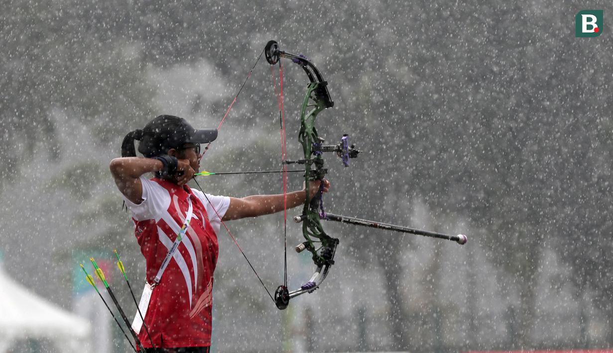 Aksi Pepanah Tim Putri Indonesia, Yurike Bonita membidik sasaran saat melawan China Taipei pada Test Event Asian Games 2018 di Lapangan Panahan, Jakarta (15/2/2018). Indonesia menang 220-211. (Bola.com/Nick Hanoatubun)