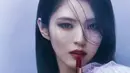 Melihat lebih dekat lagi bagaimana fitur mata Han So Hee menjadi sangat tegas dengan riasan smokey eyes. Di sini, ia juga menonjolkan area bibir dengan lipstik berwarna merah matte. Foto: Instagram.