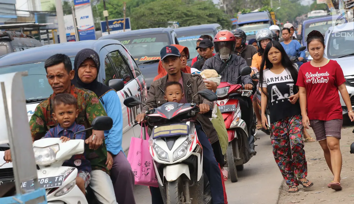 Sejumlah pengendara terjebak macet di pasar Tumpah Bangkir Indramayu, Jawa Barat, Jumat (30/6). Pasar Tumpah Bangkir yang di padati pengunjung di H+5 libur lebaran menyebabkan kemacetan arus lalu lintas ke Arah Jakarta. (Liputan6.com/Helm Afandi)