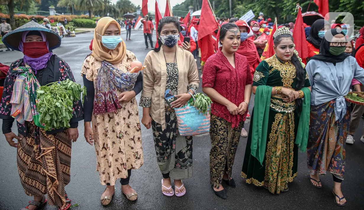 Massa yang tergabung dalam Serikat Rakyat Miskin Indonesia (SRMI) berunjuk rasa di kawasan Patung Kuda, Jakarta, Selasa (27/10/2020). Dalam aksi tersebut massa menuntut pencabutan Omnibus Law Undang-Undang Cipta Kerja yang dianggap merugikan masyarakat miskin. (Liputan6.com/Faizal Fanani)