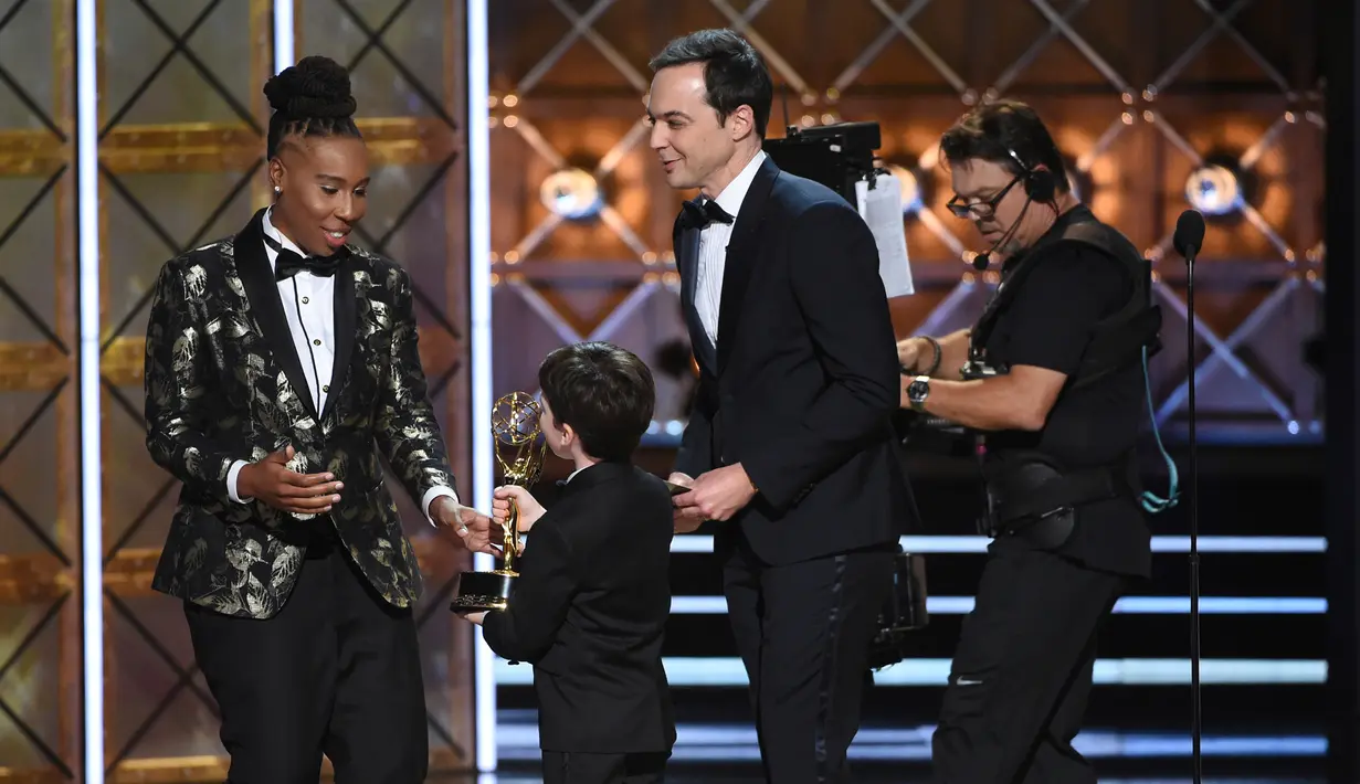 Lena Waithe saat menerima trofi di atas panggung Emmy Awards 2017 di Los Angeles, Minggu (17/9). Lena Waithe menjadi perempuan kulit hitam pertama yang meraih Emmy Awards dari kategori Best Comedy Writing. (Phil McCarten/Invision/AP Images)