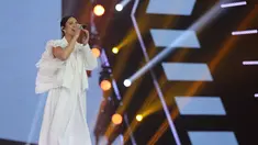 Berbalut dress putih Raisa tampil prima di penampilan perdananya pasca melahirkan sang anak. Raisa mengaku cukup grogi bercampur rasa senang bisa kembali bernyanyi.(Kapanlagi.com/Agus Apriyanto)