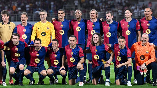 Foto: Pelatih Timnas Indonesia, Patrick Kluivert Semarakkan Laga El Clasico antara Legenda Barcelona Melawan Real Madrid