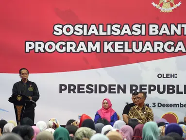 Presiden Joko Widodo memberi sambutan saat menghadiri sosialisasi Bansos Program Keluarga Harapan (PKH) Tahun 2019 di Gelanggang Remaja, Jakarta, Senin (3/12). Jokowi berjanji pencairan PKH akan dipercepat. (Liputan6 com/Angga Yuniar)