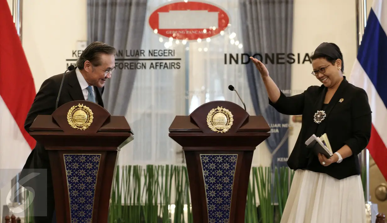 Menlu Retno Marsudi dan Menlu Thailand Don Pramudwinai usai memberikan keterangan pers di Gedung Pancasila, Kemenlu, Jakarta, Kamis (11/2). Keduanya melakukan pertemuan bilateral untuk meningkatkan kerjasama kedua negara. (Liputan6.com/Faizal Fanani)