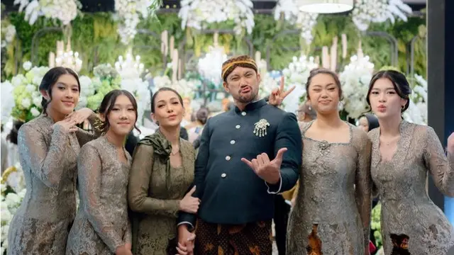 Empat Putri Tora Sudiro saat Pernikahan Kakak Pertamanya Nabila Sudiro. [@deaantys]