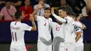 Para pemain Portugal merayakan gol yang dicetak Cristiano Ronaldo ke gawang Serbia pada laga Kualifikasi Piala Eropa 2020 di Belgrade, Sabtu (7/9). Serbia kalah 2-4 dari Portugal. (AFP/Pedja Milosavljevic)