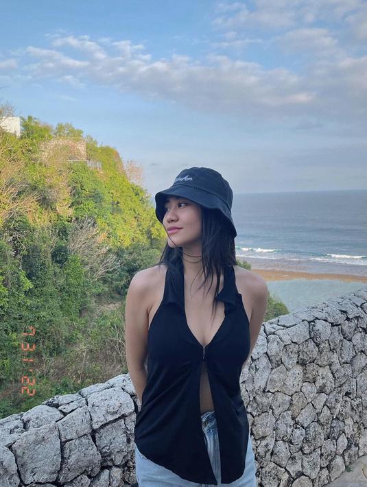 Di usianya yang kini sudah dewasa, tak heran jika Aaliyah sudah menemukan karakter tersendiri dalam berpenampilan. Kali ini ia tampil stylish dengan busana hitam yang terbuka di bagian perutnya. Topinya pun tampak senada dengan busananya.(Liputan6.com/IG/@aaliyah.massaid)