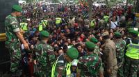 Suasana antrean tiket final Piala AFF 2016 yang dijual di Kodim 0621 Bogor pada Selasa (13/12/2016) pagi. (Bola.com/Benediktus Gerendo Pradigdo)