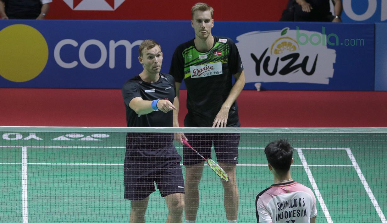 Mads Conrad melakukan protes kepada Kevin Sanjaya pada perempat final Indonesia Open 2018 di Istora Senayan, Jakarta, (6/6/2018). Kevin/Marcus menang 20-22, 22-20, 21-18. (Bola.com/Nick Hanoatubun)