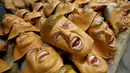 Ratusan topeng yang menyerupai wajah Donald Trump siap dikemas untuk dijual di Studio Ogawa, Saitama, Jepang (21/11). Mereka banyak memproduksi topeng berbagai bentuk, mulai dari politisi, monster, hingga artis terkenal. (Reuters/Toru Hanai)