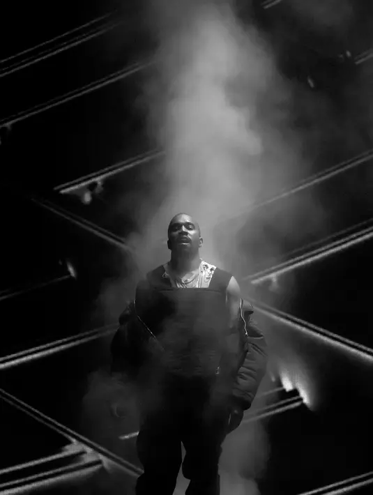 Kondisi Kanye yang sempat lemah beberapa waktu lalu memang telah mengkhawatirkan keluarga, terutama istrinya, Kim Kardashian. Selalu dukung suami, Kim berusaha ada di samping Kanye. (AFP/Bintang.com)