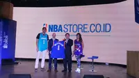 Perwakilan NBA berpose dengan CEO Blibli.com dan Christian Ronaldo Sitepu (Liputan6.com/Thomas)
