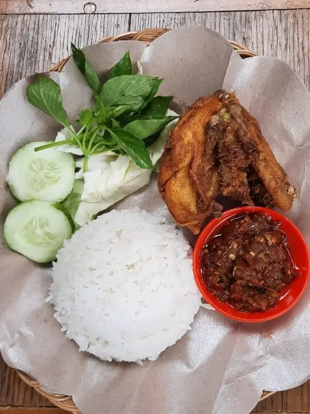 Ayam Kampung Crispy dengan sambal julid. Menu ini rupanya merupakan kesukaan Bang Ipul. (Liputan6.com/ Hernowo Anggie)